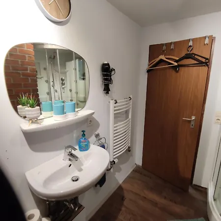 Fuer Alleinreisende-1 Person- Single Room- Rustikales Freistehendes Mini Holzfass Zum Schlafen, Mit Angrenzendem Badezimmer!