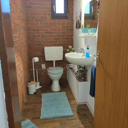 Fuer Alleinreisende-1 Person- Single Room- Rustikales Freistehendes Mini Holzfass Zum Schlafen, Mit Angrenzendem Badezimmer! לברקוסן