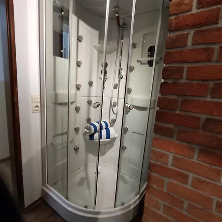 Fuer Alleinreisende-1 Person- Single Room- Rustikales Freistehendes Mini Holzfass Zum Schlafen, Mit Angrenzendem Badezimmer! בית אירוח