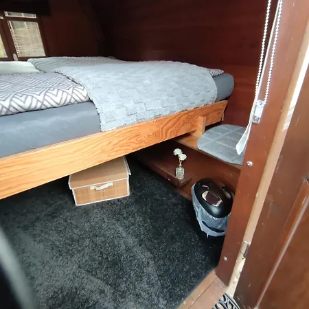 בית אירוח Fuer Alleinreisende-1 Person- Single Room- Rustikales Freistehendes Mini Holzfass Zum Schlafen, Mit Angrenzendem Badezimmer! *