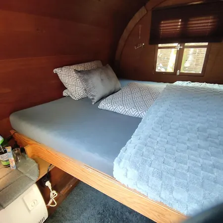 Fuer Alleinreisende-1 Person- Single Room- Rustikales Freistehendes Mini Holzfass Zum Schlafen, Mit Angrenzendem Badezimmer! בית אירוח *