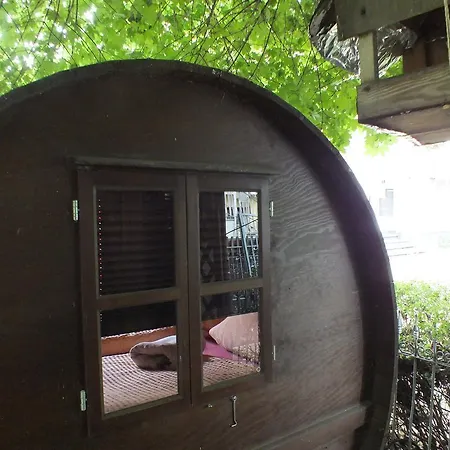 Fuer Alleinreisende-1 Person- Single Room- Rustikales Freistehendes Mini Holzfass Zum Schlafen, Mit Angrenzendem Badezimmer!
